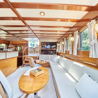 Your own floating cocktail lounge