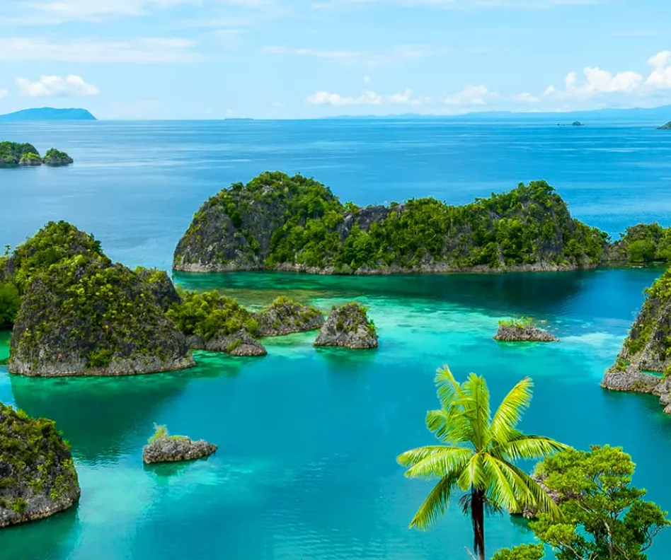 Lonely-green-islands-in-turquoise-water-in-Raja-Ampat-Papua-New-Guinea