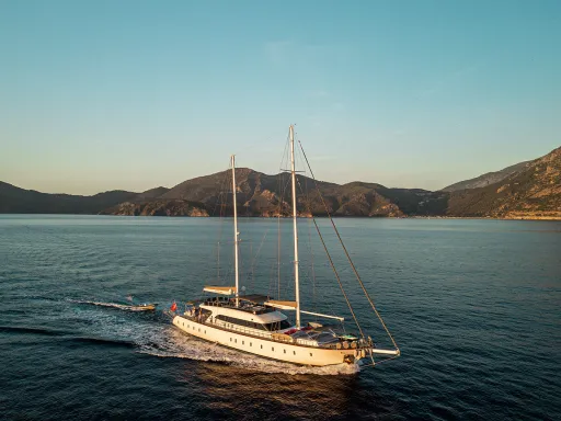 QUEEN OF MAKRI Cruising