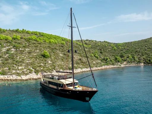 SANTA CLARA Anchored
