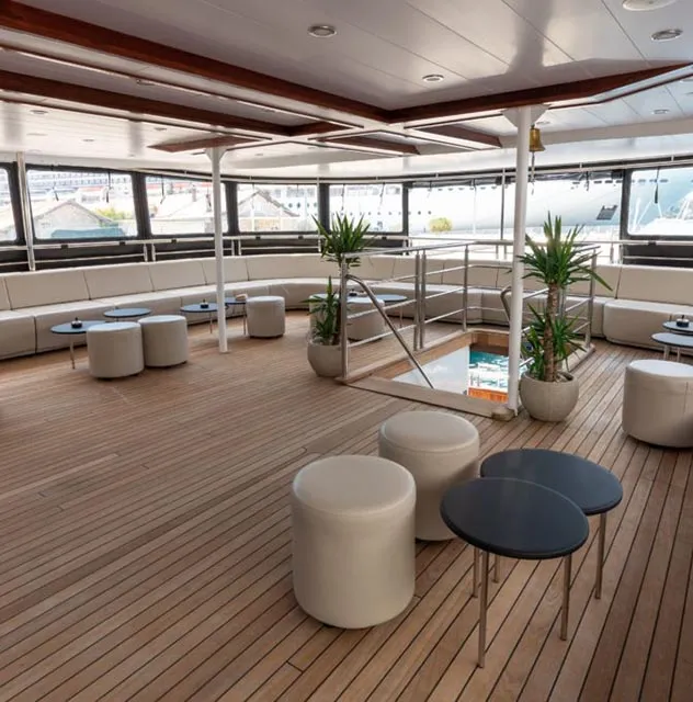 CRISTAL Lounge area