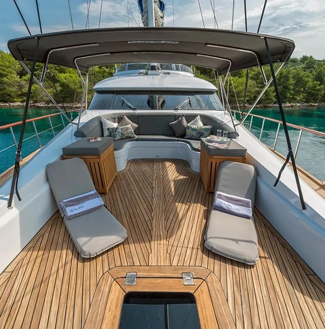 SAN LIMI Bow deck