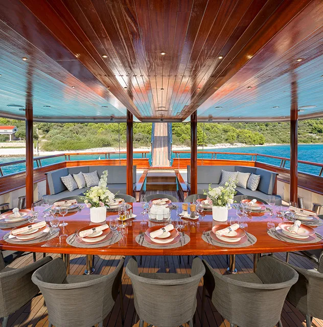 SON DE MAR Dining area on Aft deck