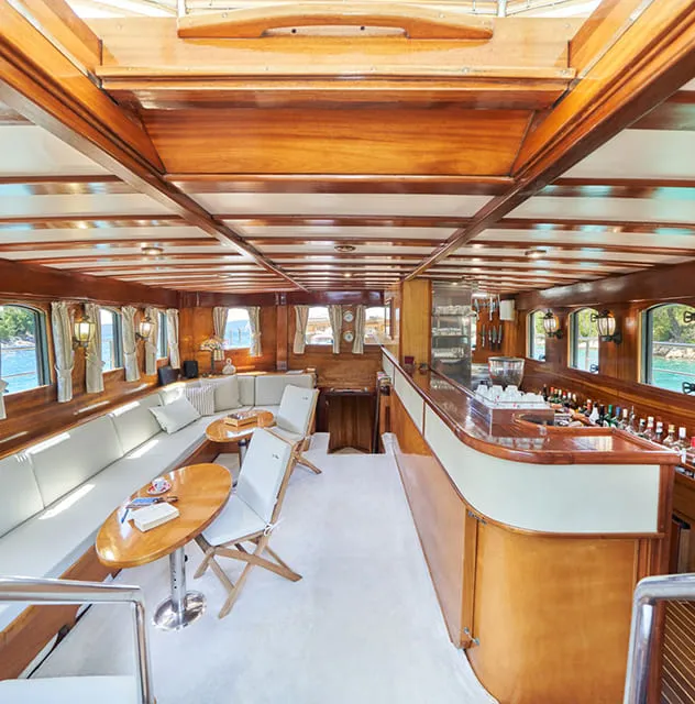 Your own floating cocktail lounge