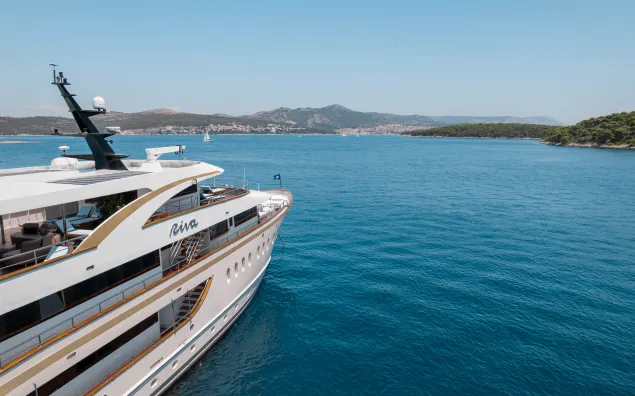 Your Complete Guide to Chartering Luxury Yachts