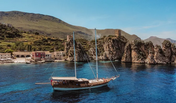HANDE CAPO GALERA Anchored