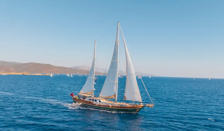 LA BELLA VITA Sailing