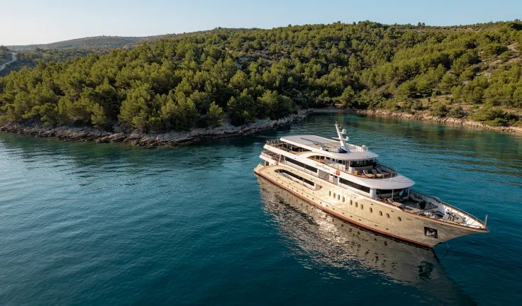 QUEEN ELEGANZA Anchored