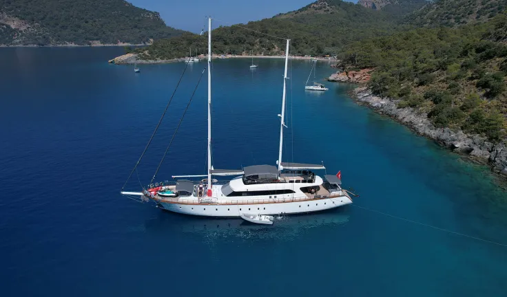 QUEEN OF MAKRI Anchored