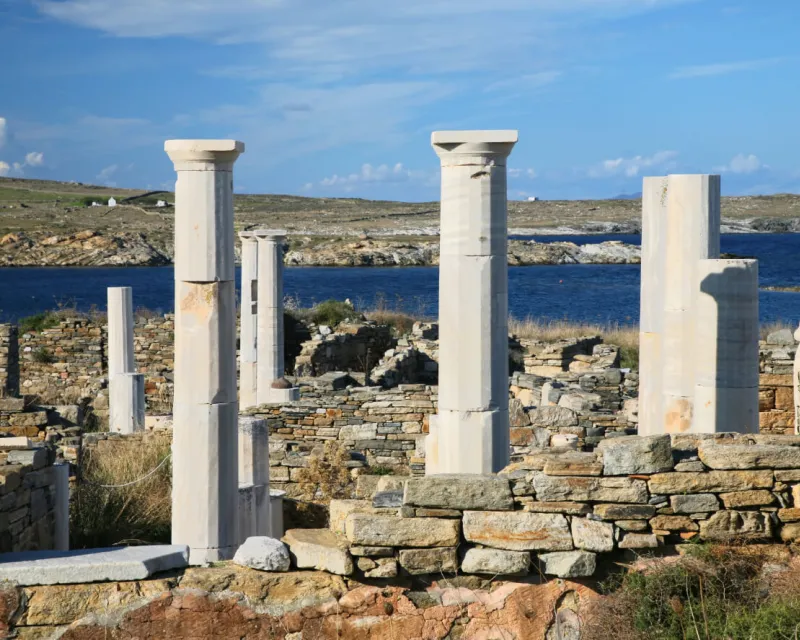 View overlooking 'Cleopatra's House' and the ruins of Delos towards the shore. The Greek island of Delos.jpg