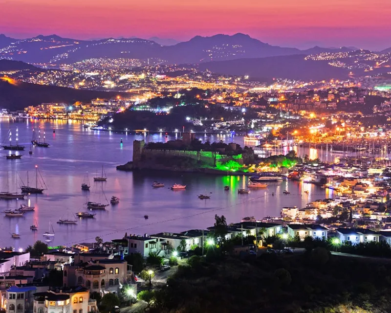 View-of-Bodrum-harbor-and-Castle-of-St.-Peter-by-night.-Turkish-Riviera