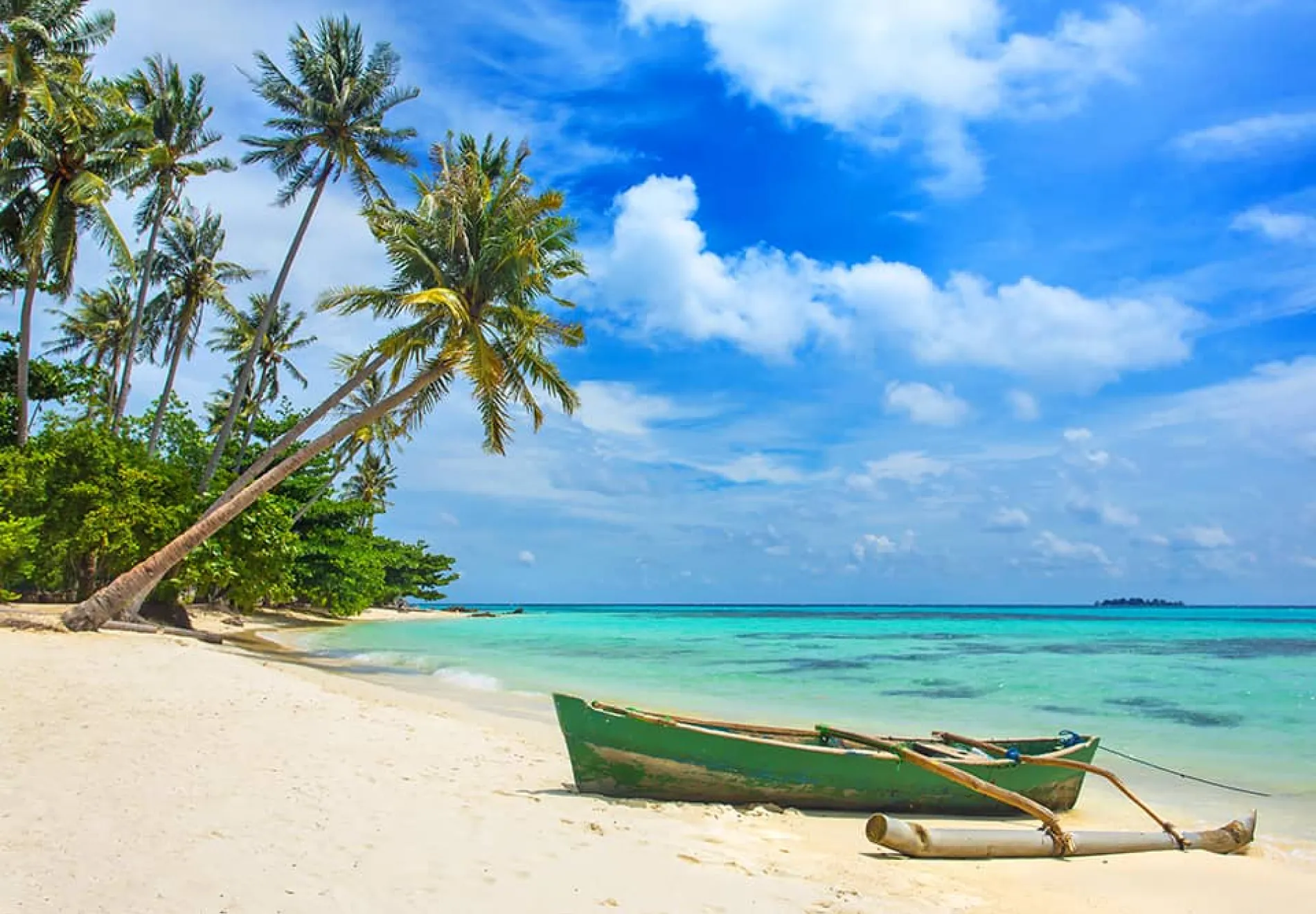 Boat-on-the-tropical-beach