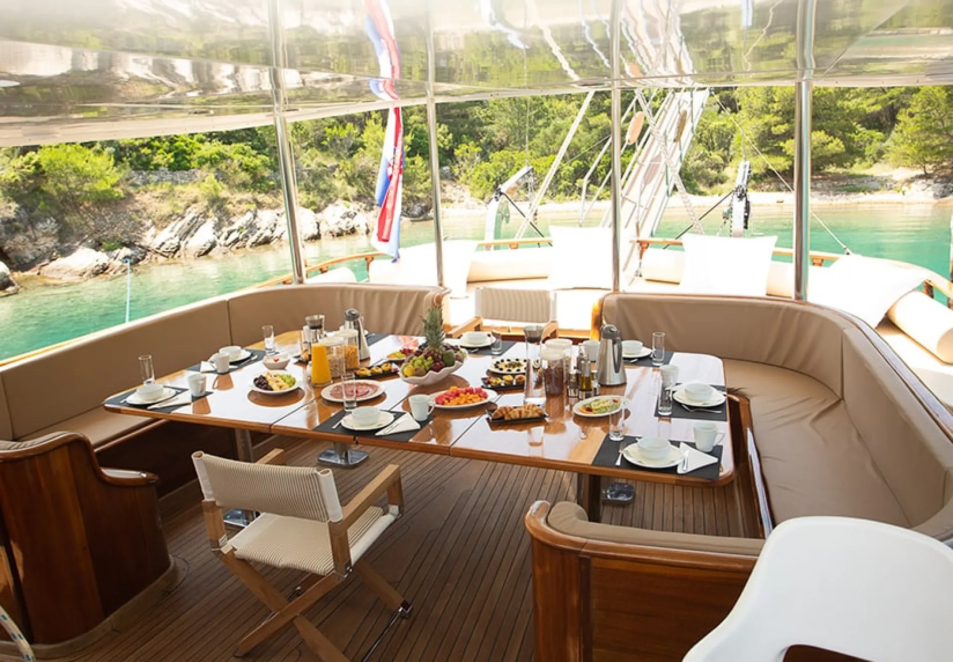 DOLCE VITA Aft deck