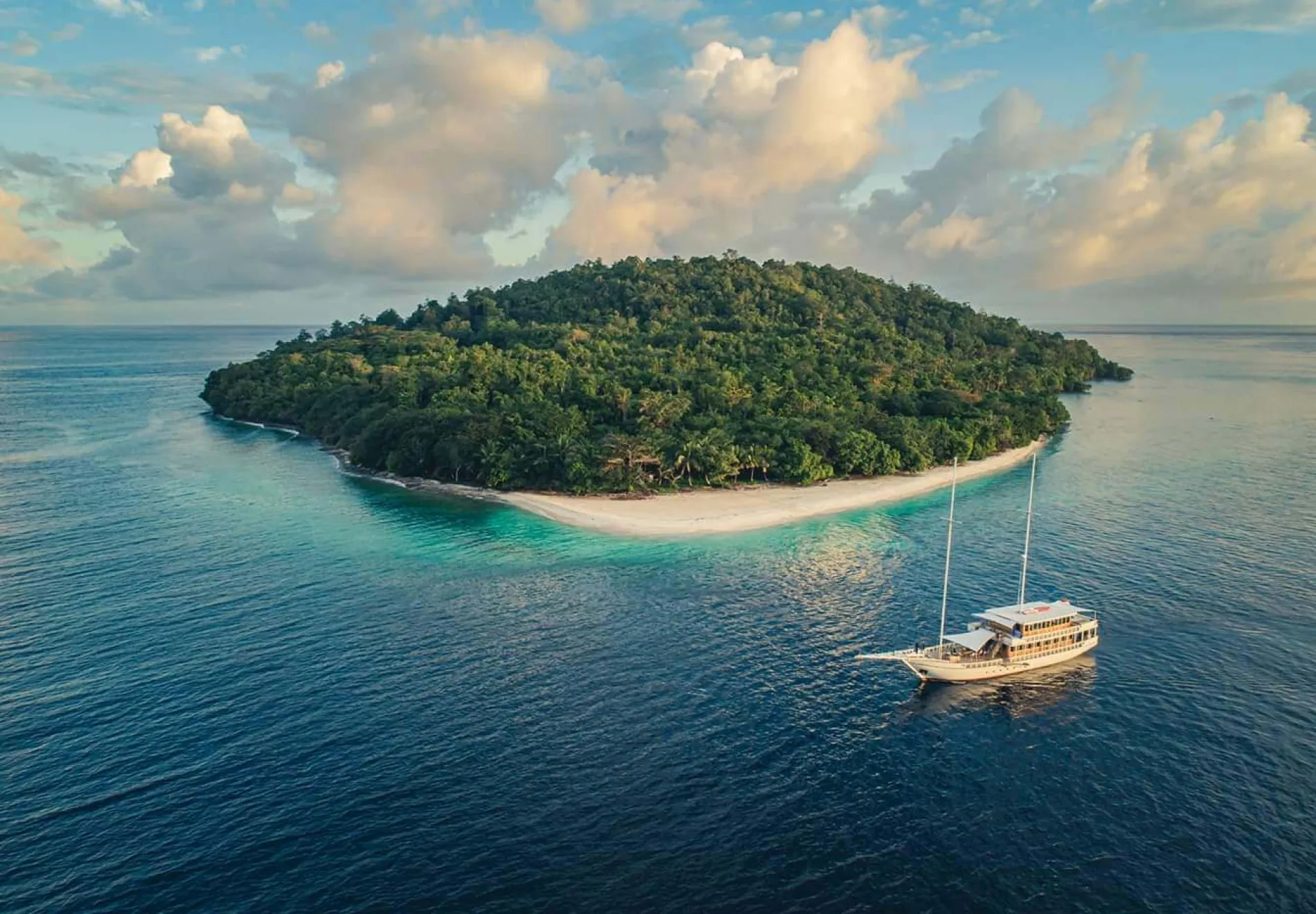 Fenides Liveaboard Boat03