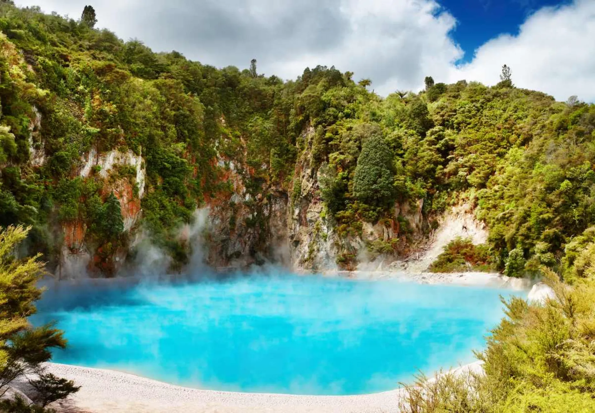 Hot-thermal-spring-New-Zealand