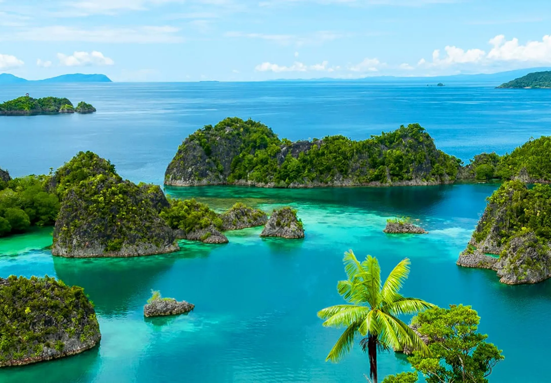 Lonely-green-islands-in-turquoise-water-in-Raja-Ampat-Papua-New-Guinea