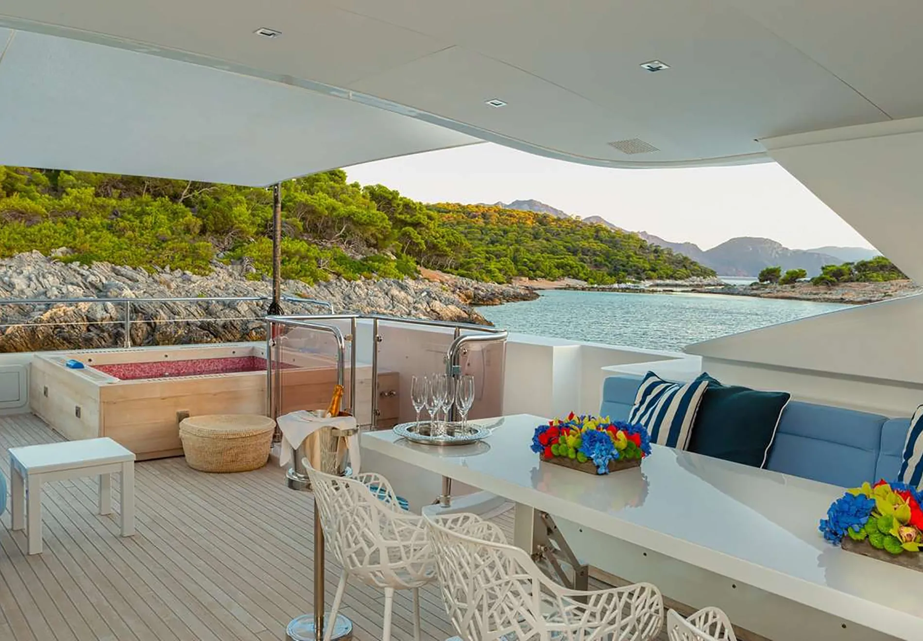 Sea Wolf offers spacious indoor and outdoor areas, including a jacuzzi on the upper deck and a superb sunbathin