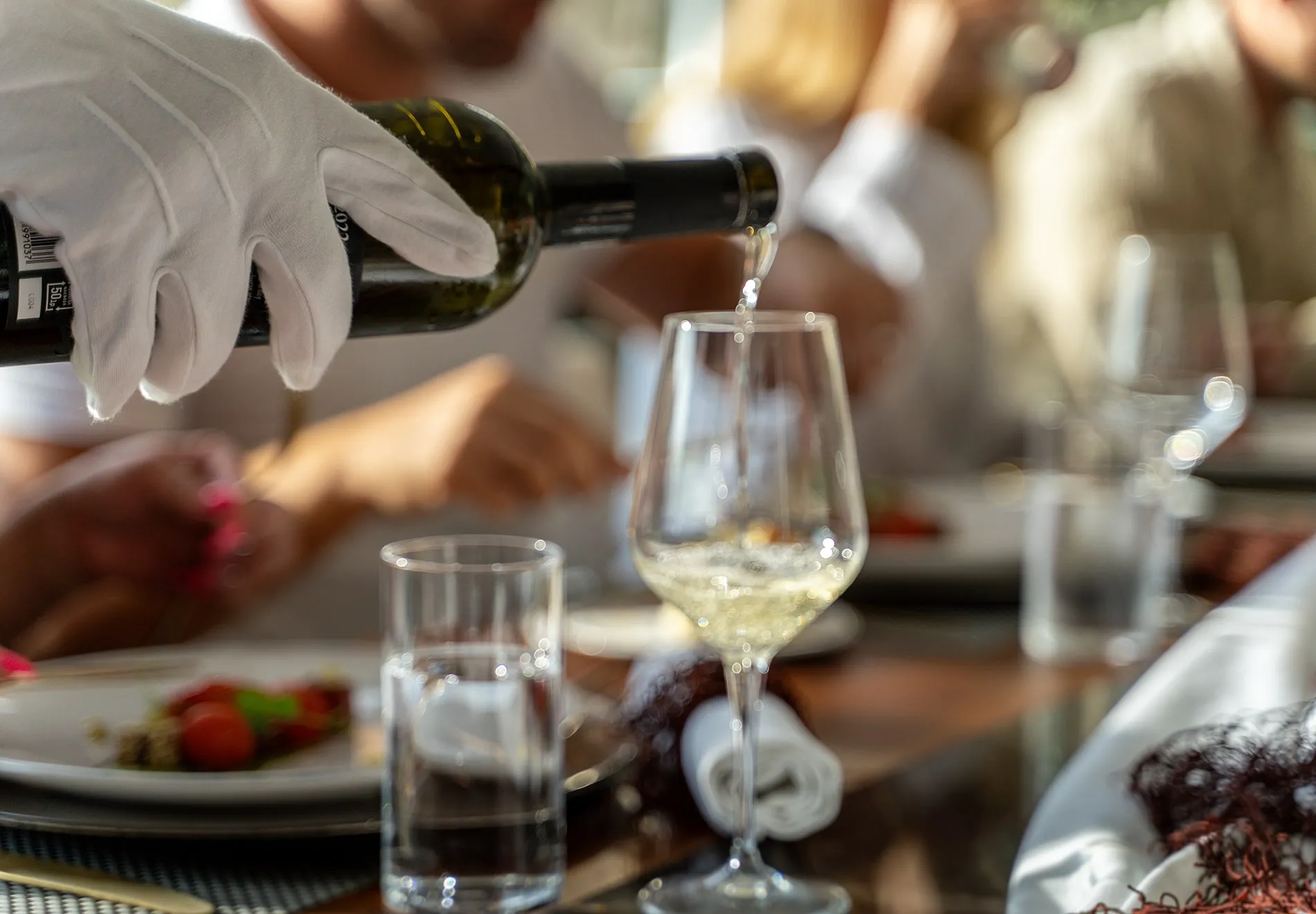 What's the secret to organizing unforgettable wine tastings and gourmet experiences on land