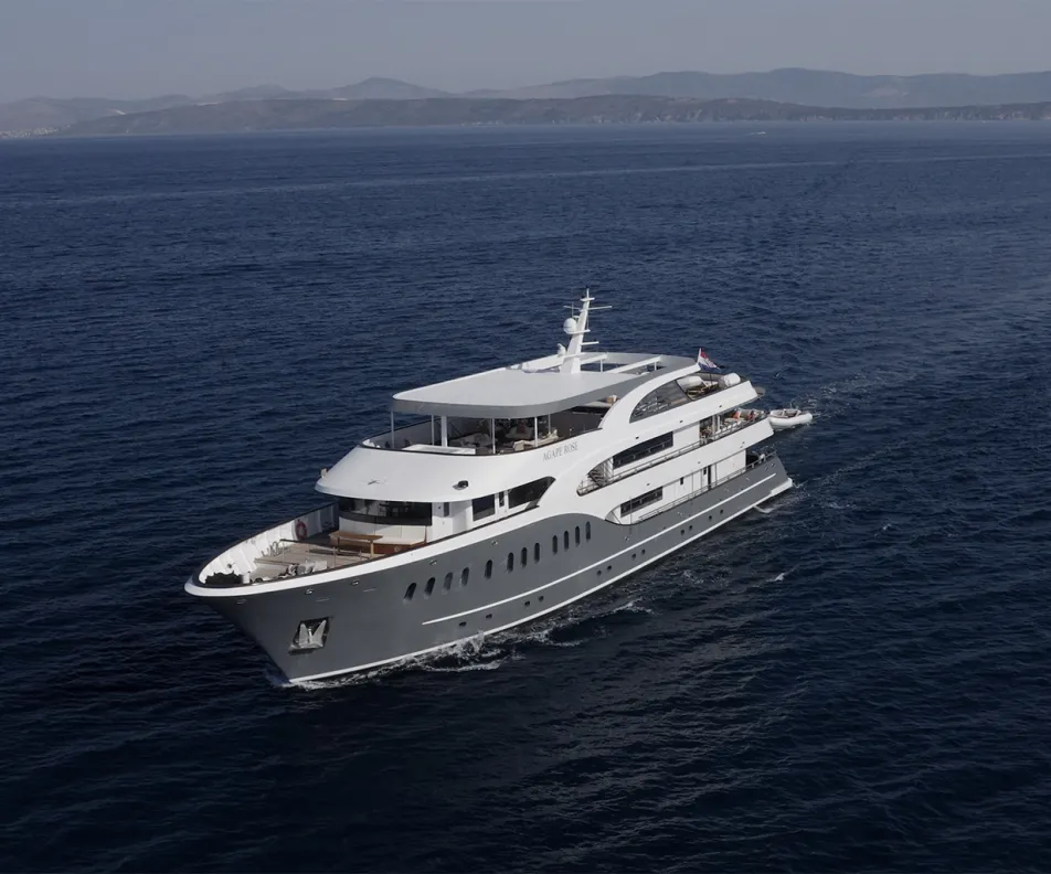 AGAPE ROSE Cruising
