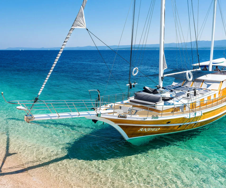 Anđeo anchoring on bay