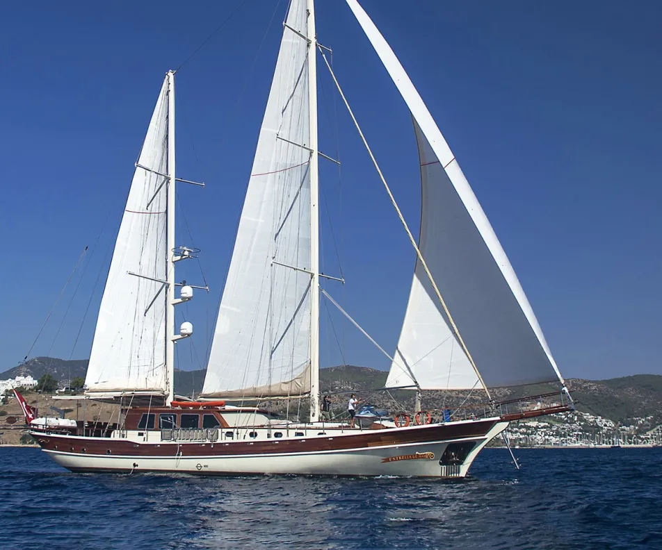 ESTRELLA DE MAR Sailing