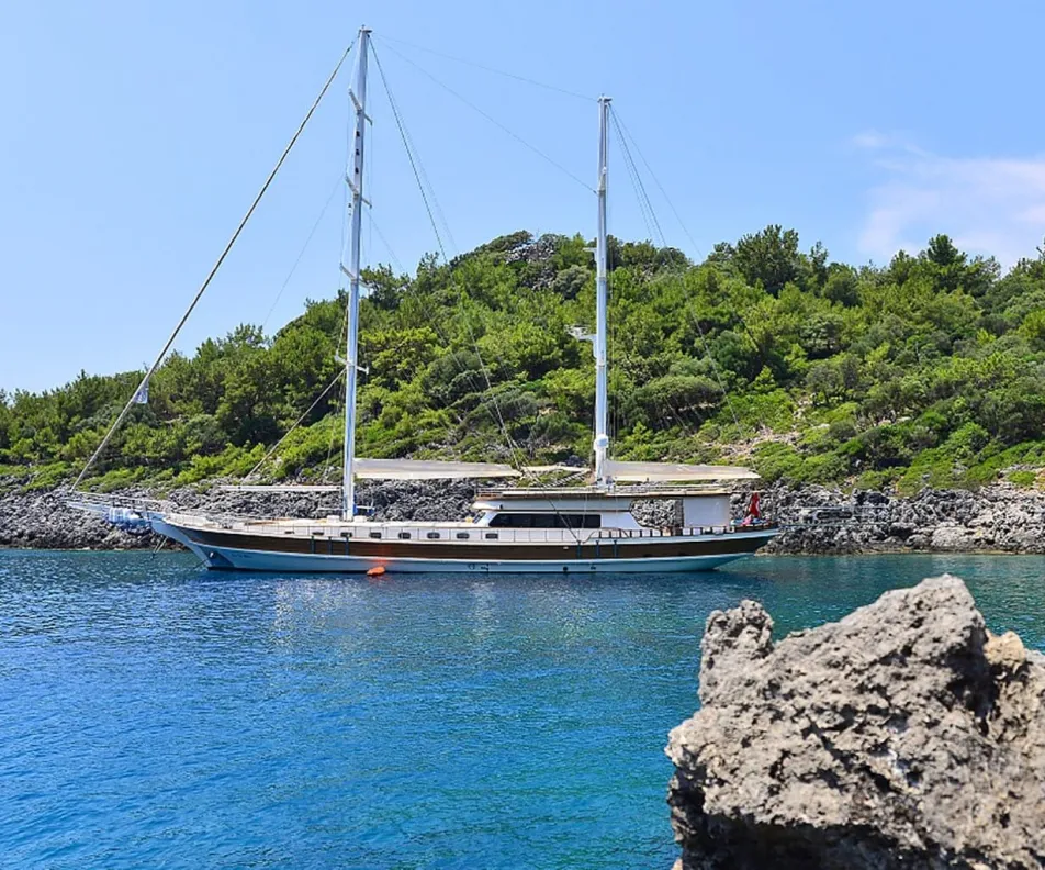LUCE DEL MARE Anchored