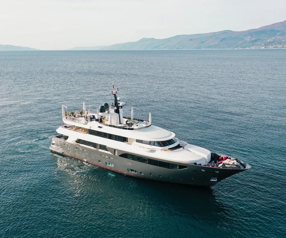 LADY TRUDY Anchored