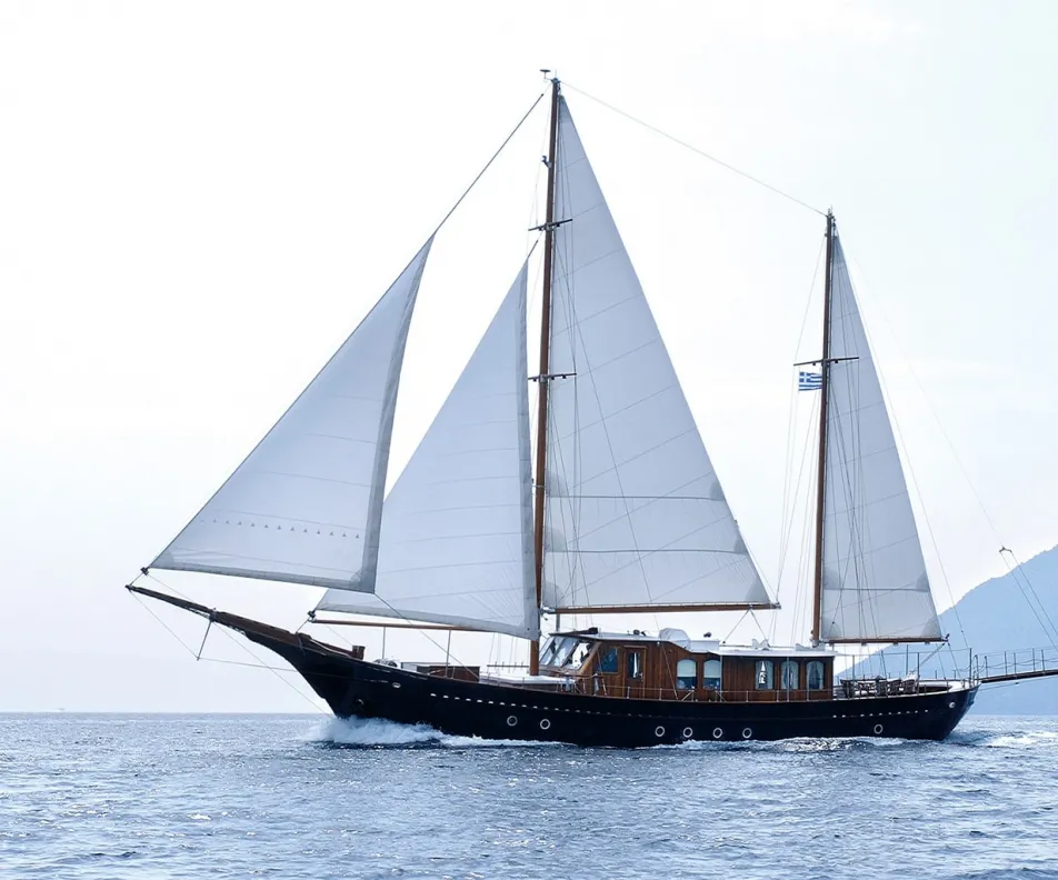LIANA H Sailing