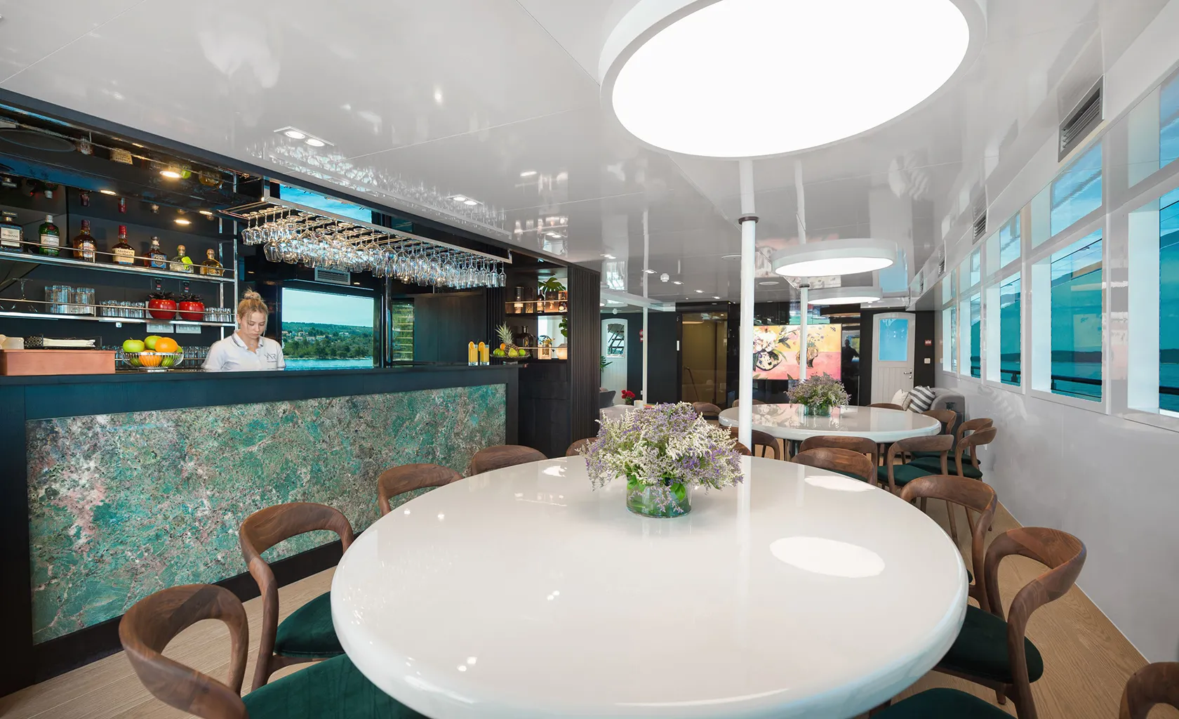 AGAPE ROSE Saloon