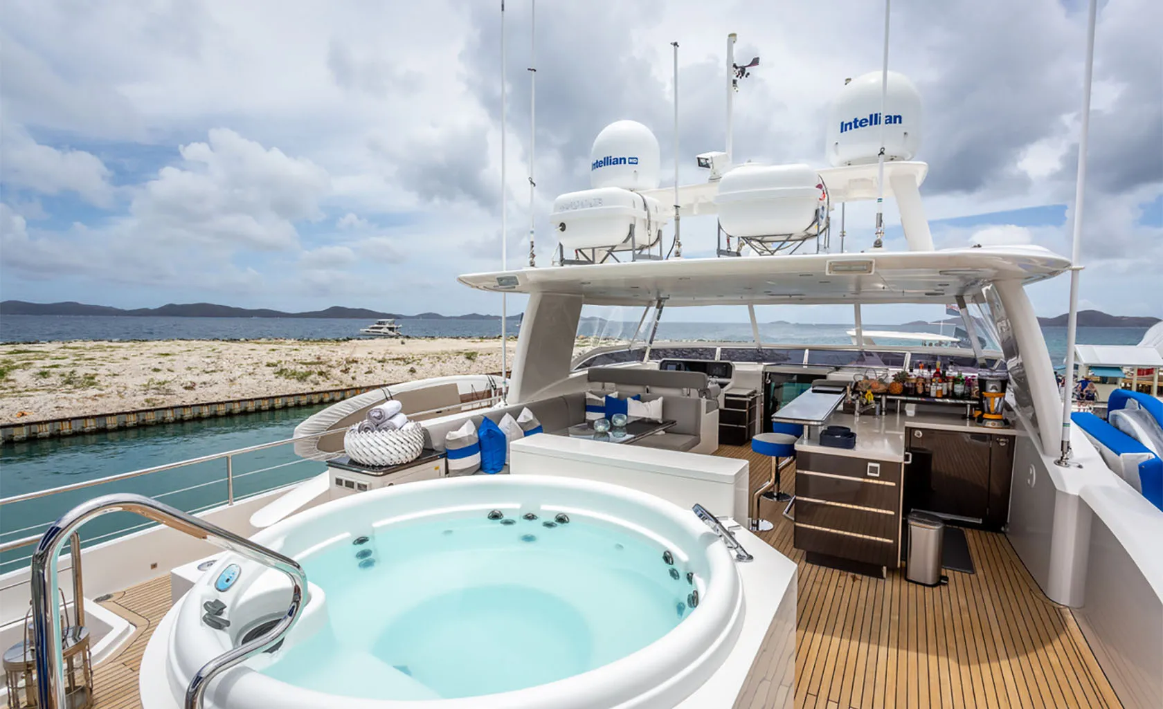 ANGELEYES Jacuzzi on Flybridge