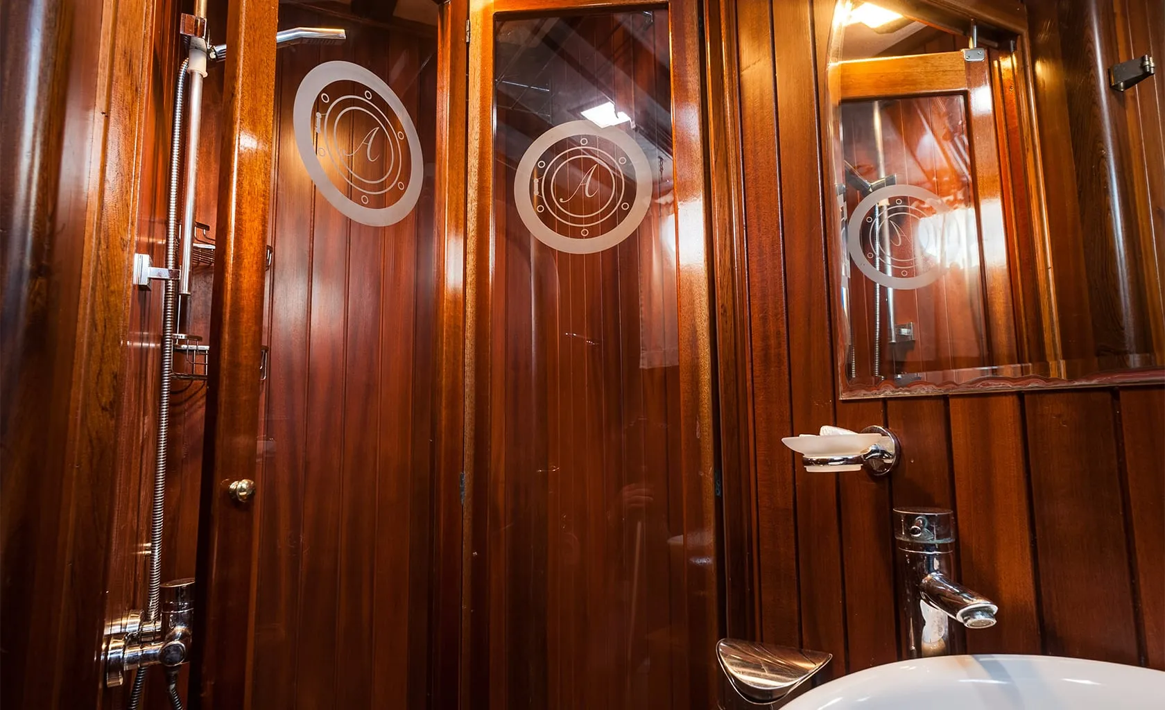 ANGELIQUE Bathroom