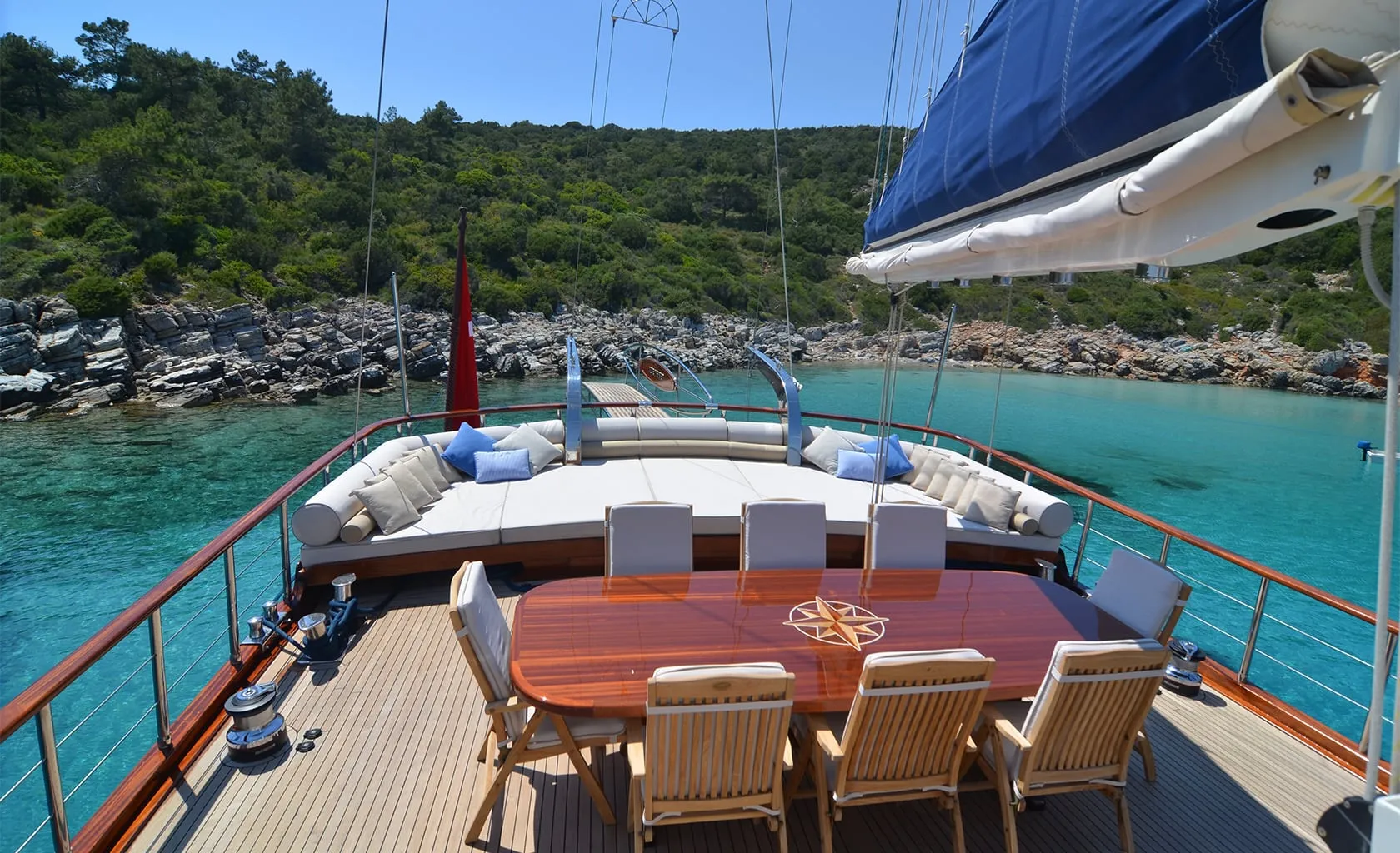 BLUE HEAVEN Aft deck