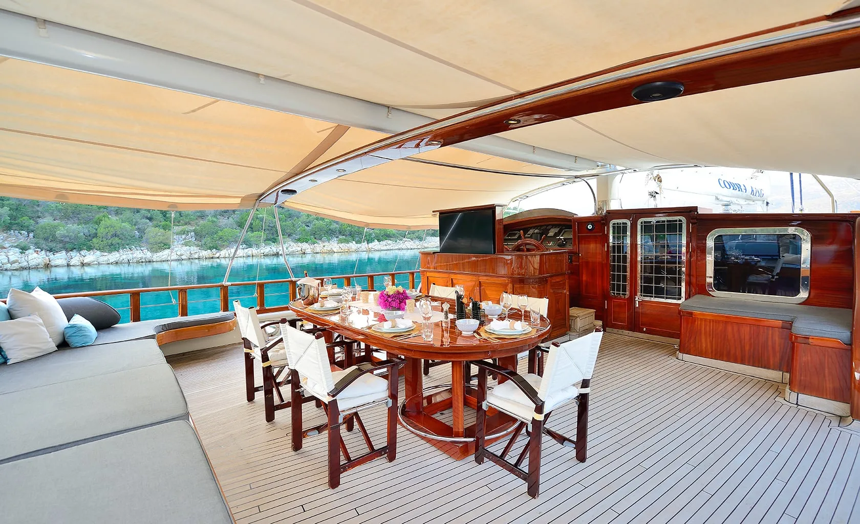 COBRA KING Aft deck