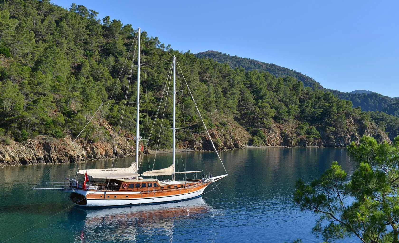 DERIN DENIZ Anchored