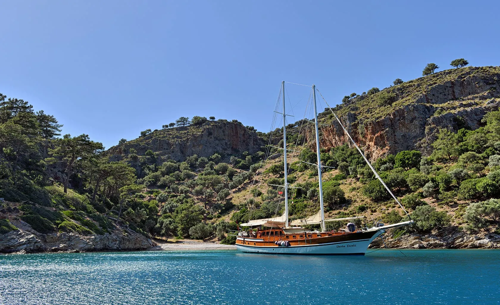 DERIN DENIZ Anchored