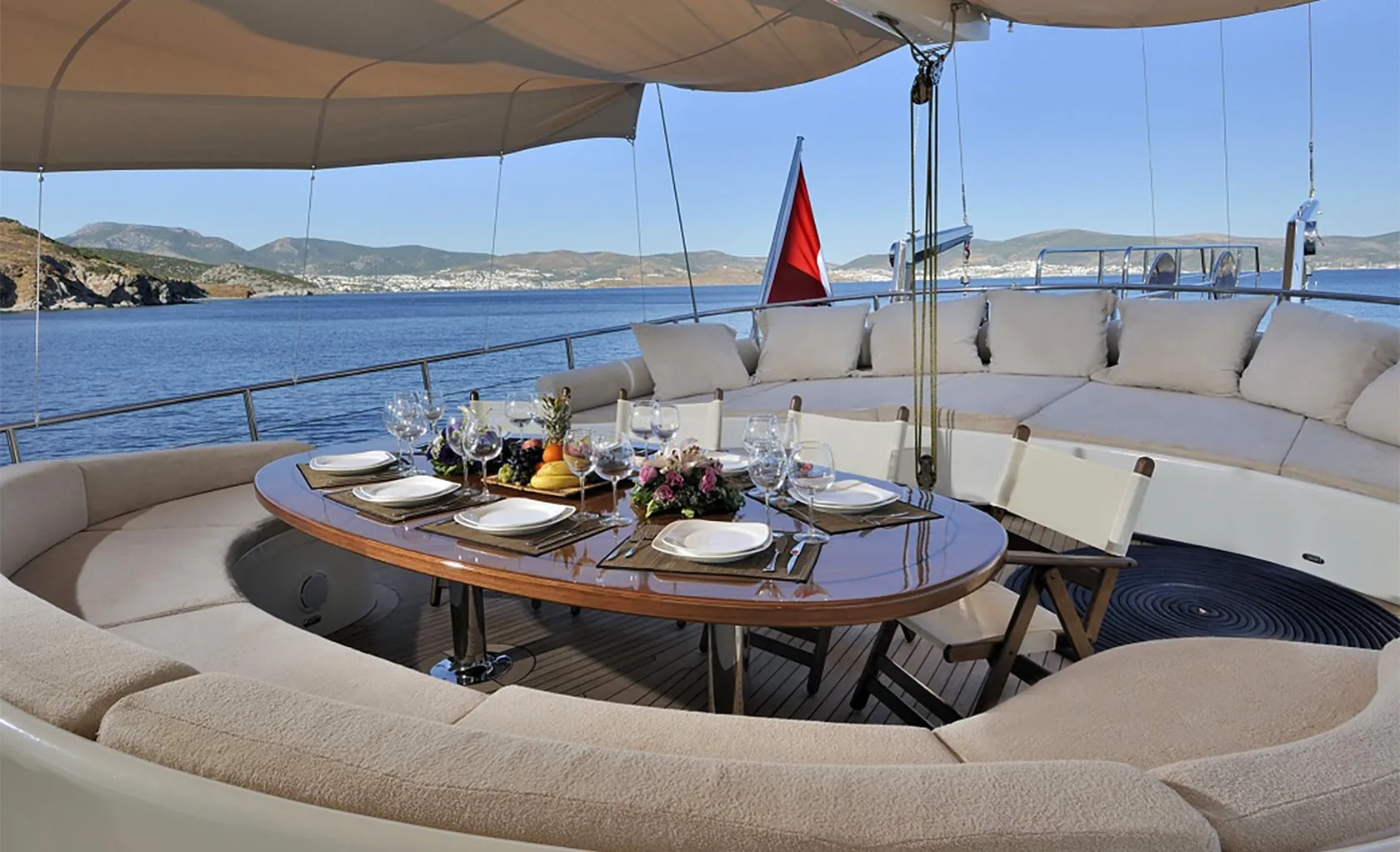 DOLCE MARE Aft deck