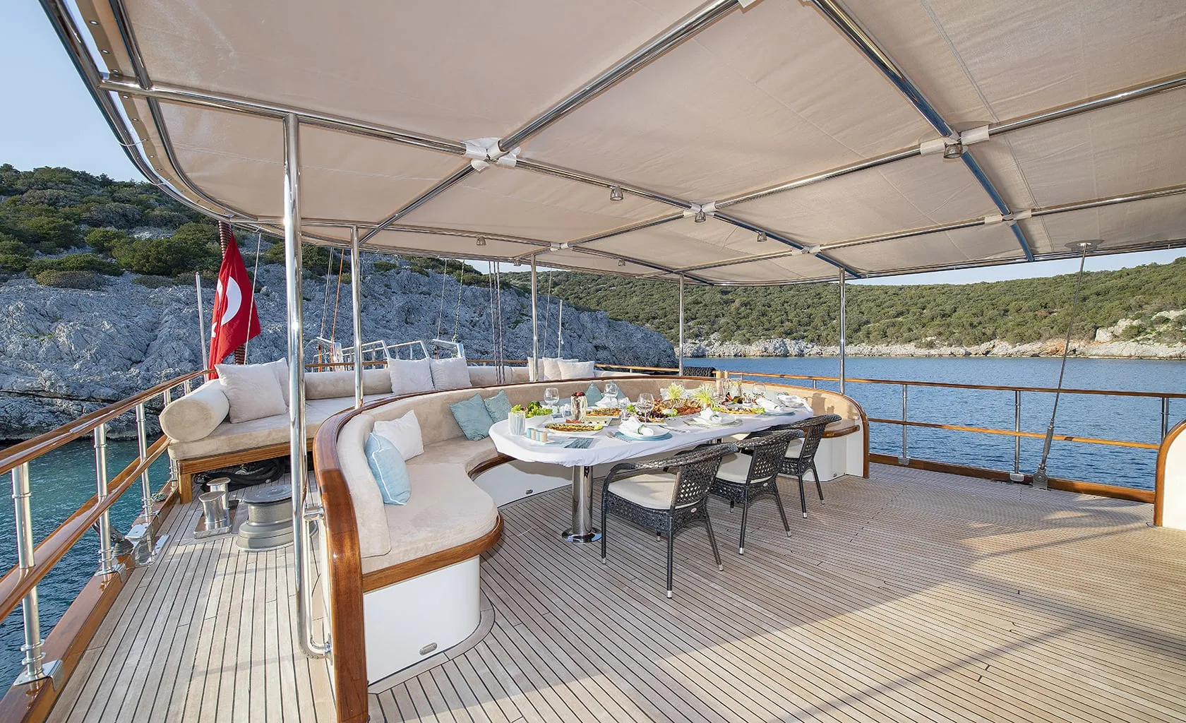 DRAGON FLY Aft deck
