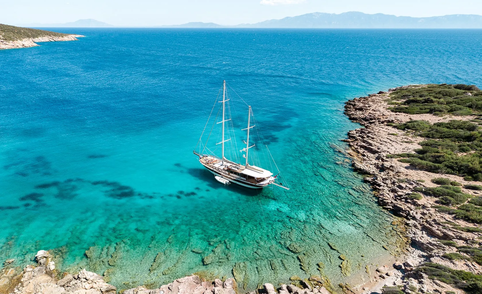 ESTRELLA DE MAR Anchored