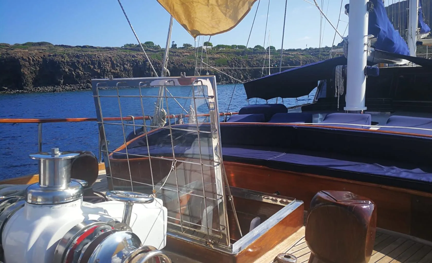 GELIDONYA II Bow deck