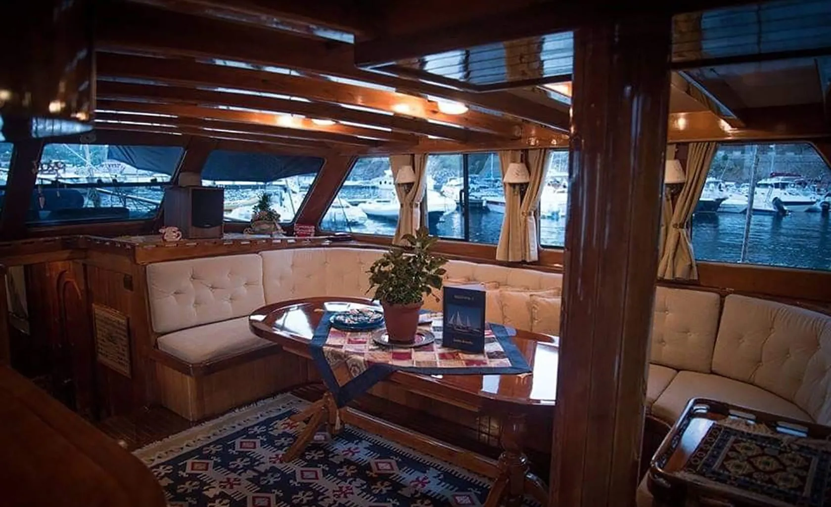 GELIDONYA II Saloon