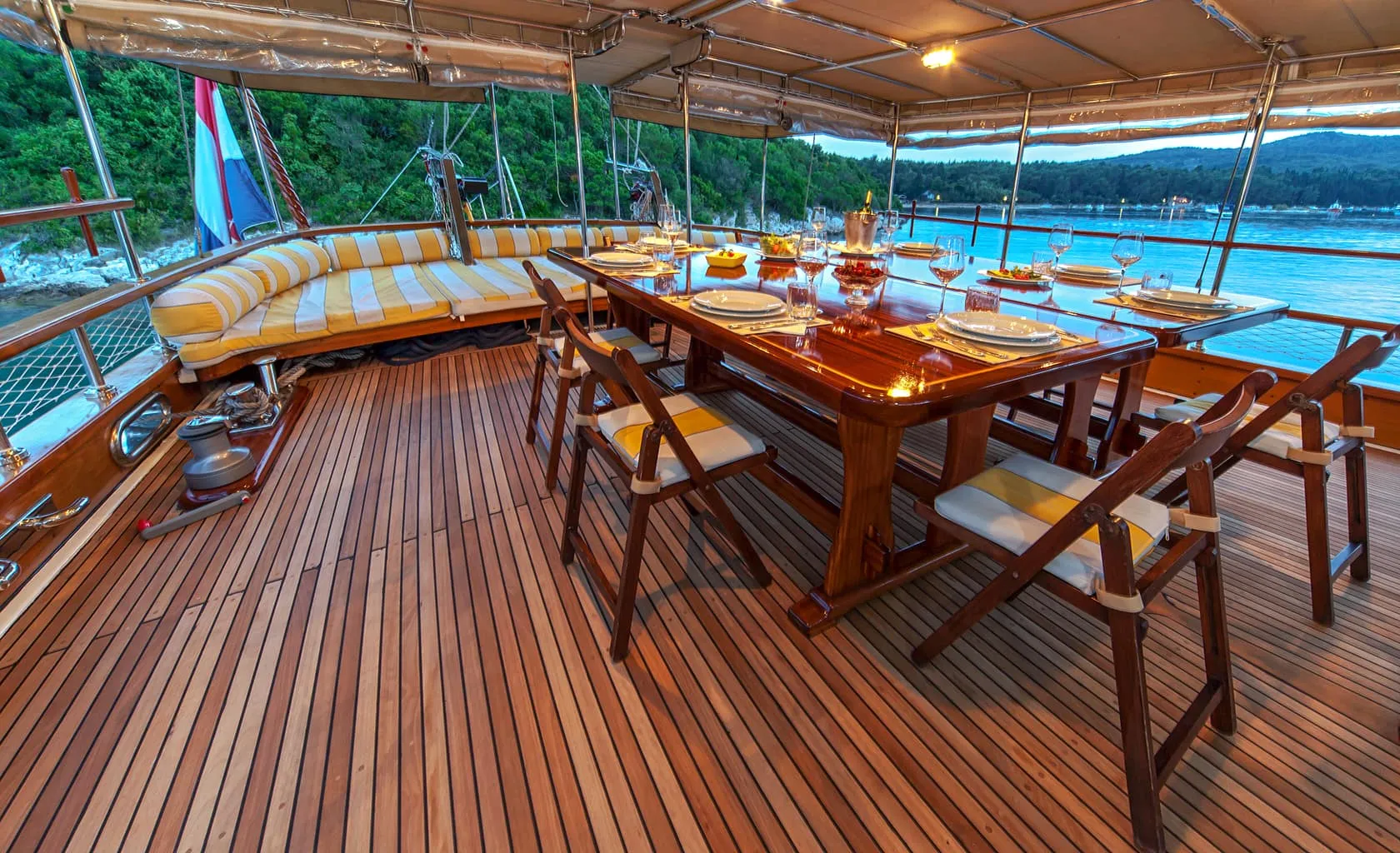 LINDA Aft deck