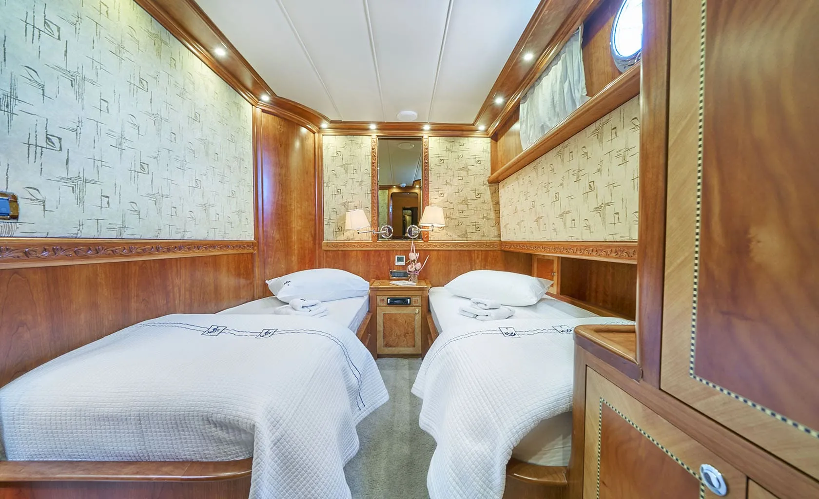 LOTUS Twin cabin