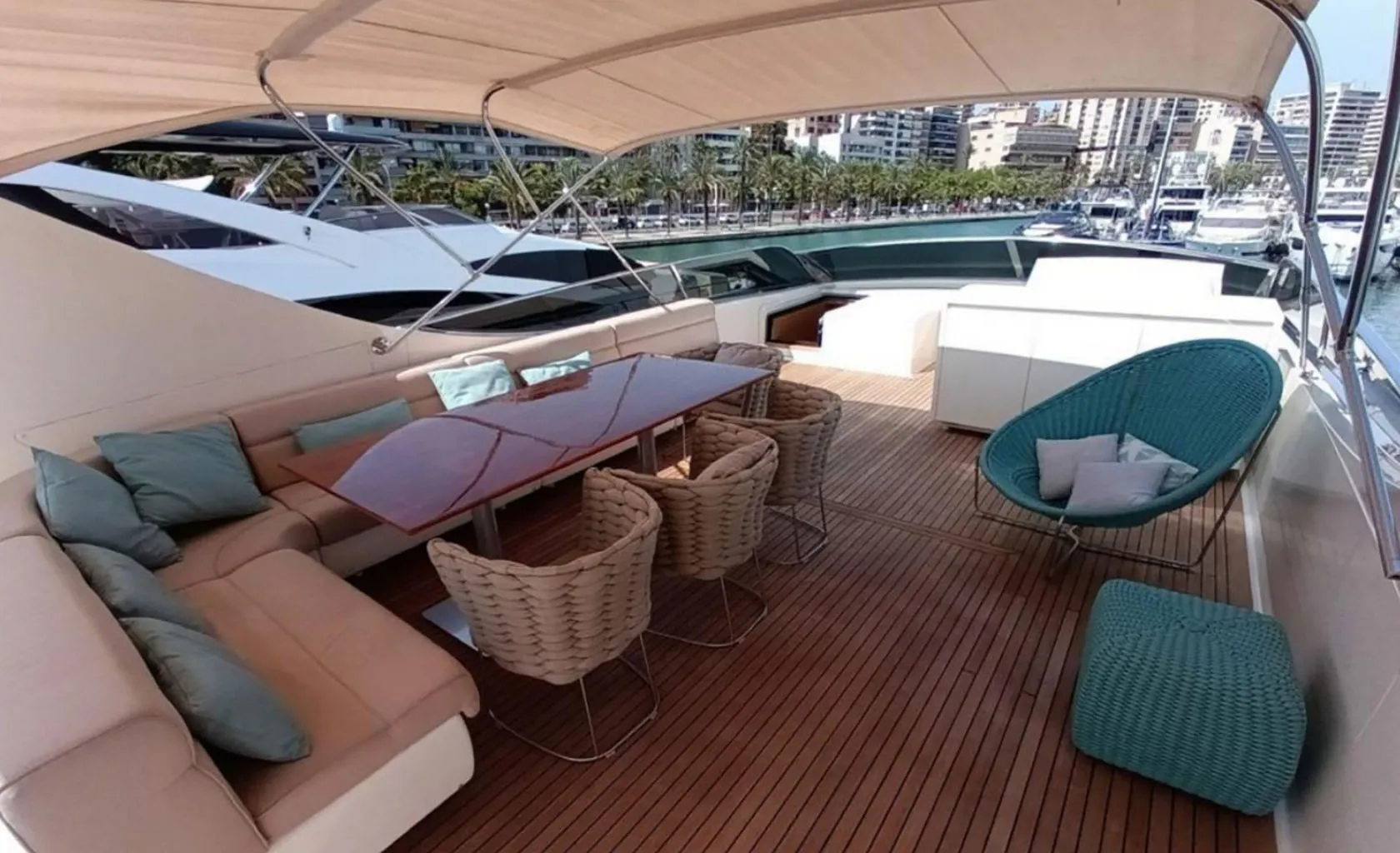 MIRAVAL Flybridge