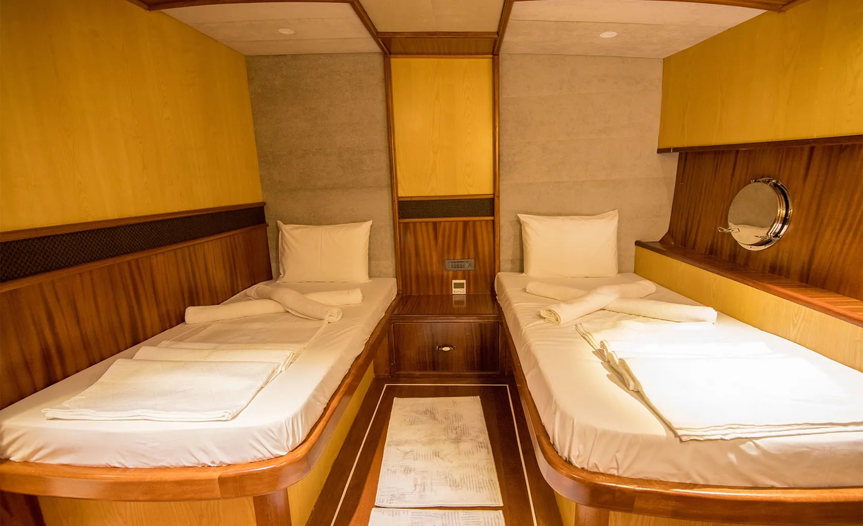 NEVRA QUEEN Twin cabin