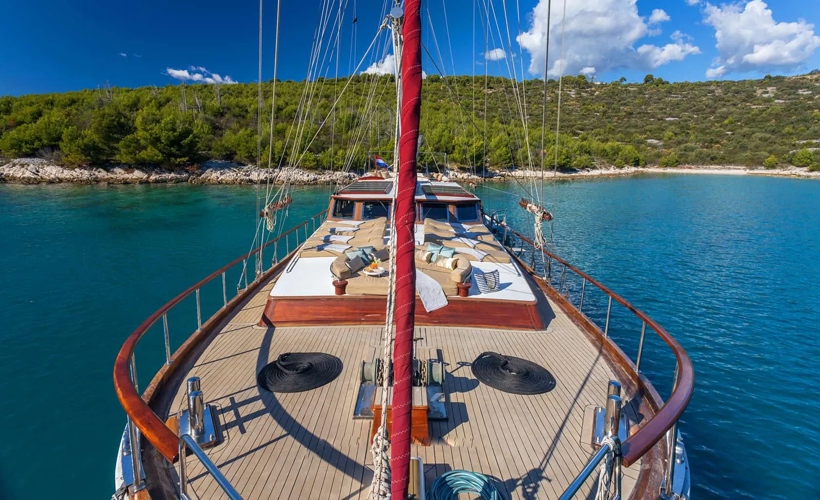 NOSTRA VITA Bow deck