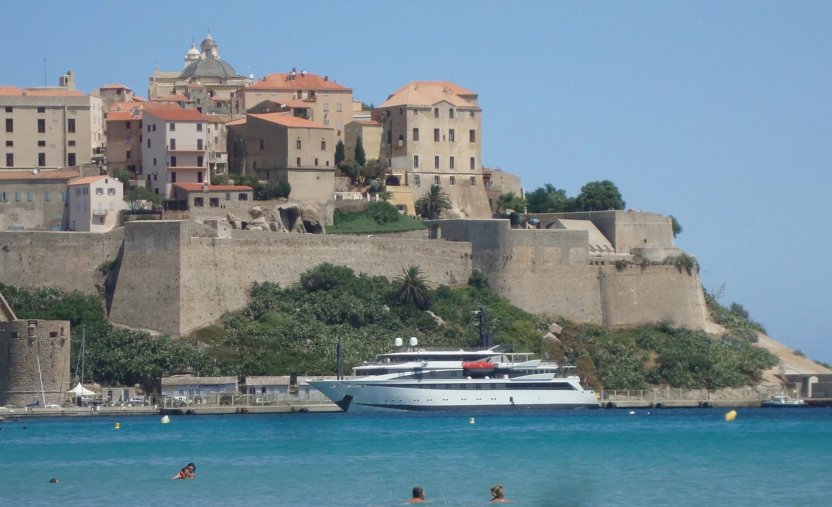 VARIETY VOYAGER In port