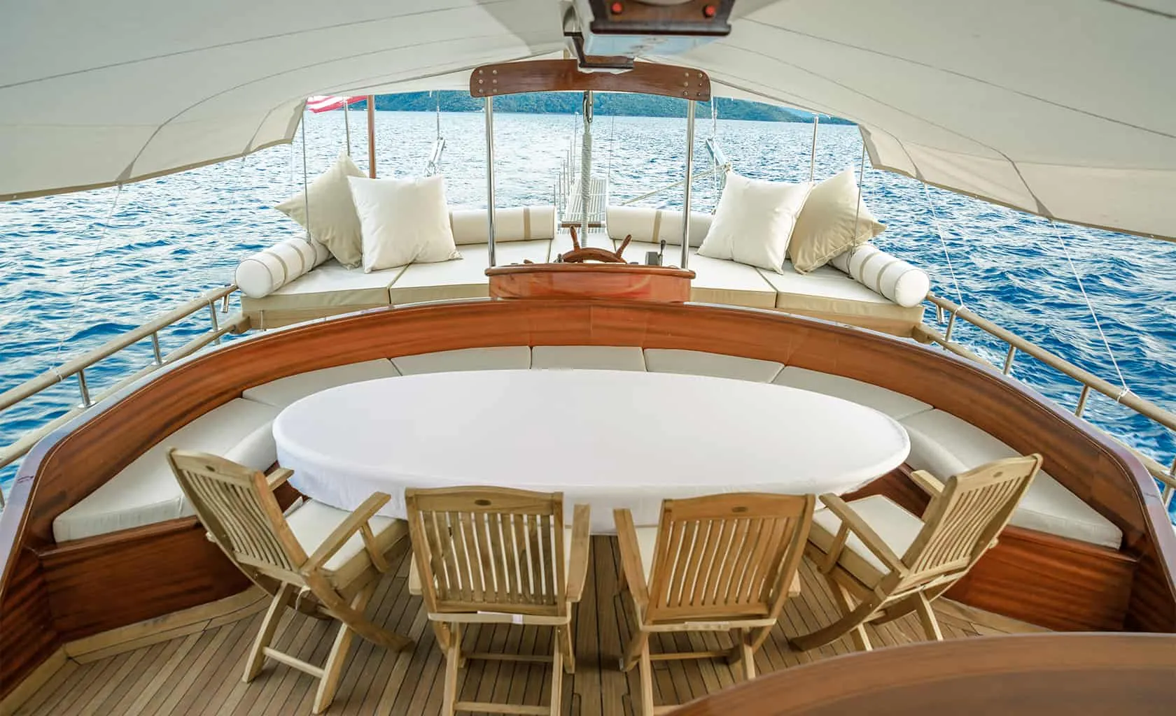 WICKED FELINA Aft deck
