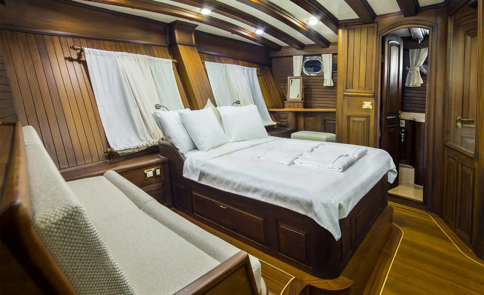 WICKED FELINA Master cabin