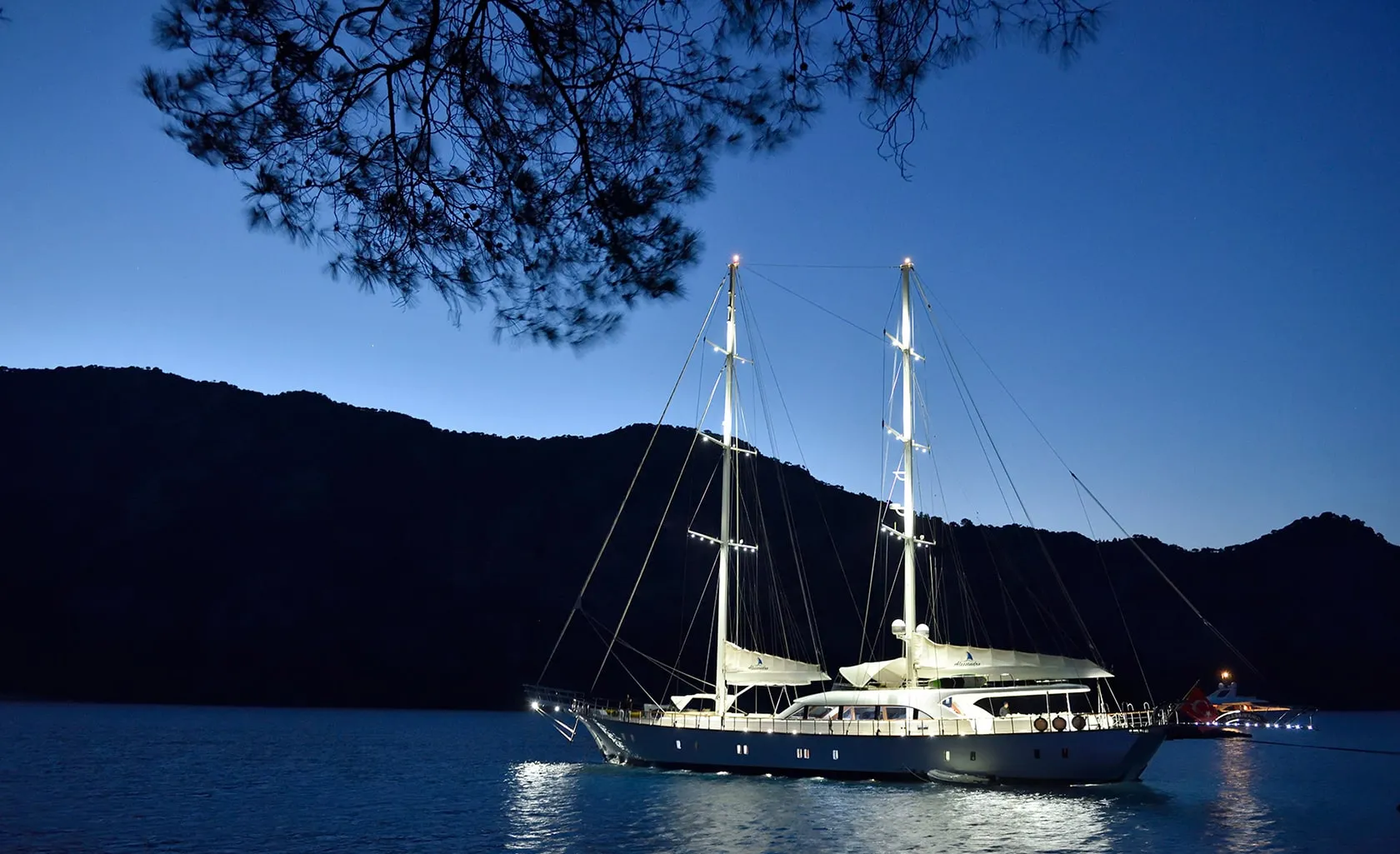 ALESSANDRO I At night