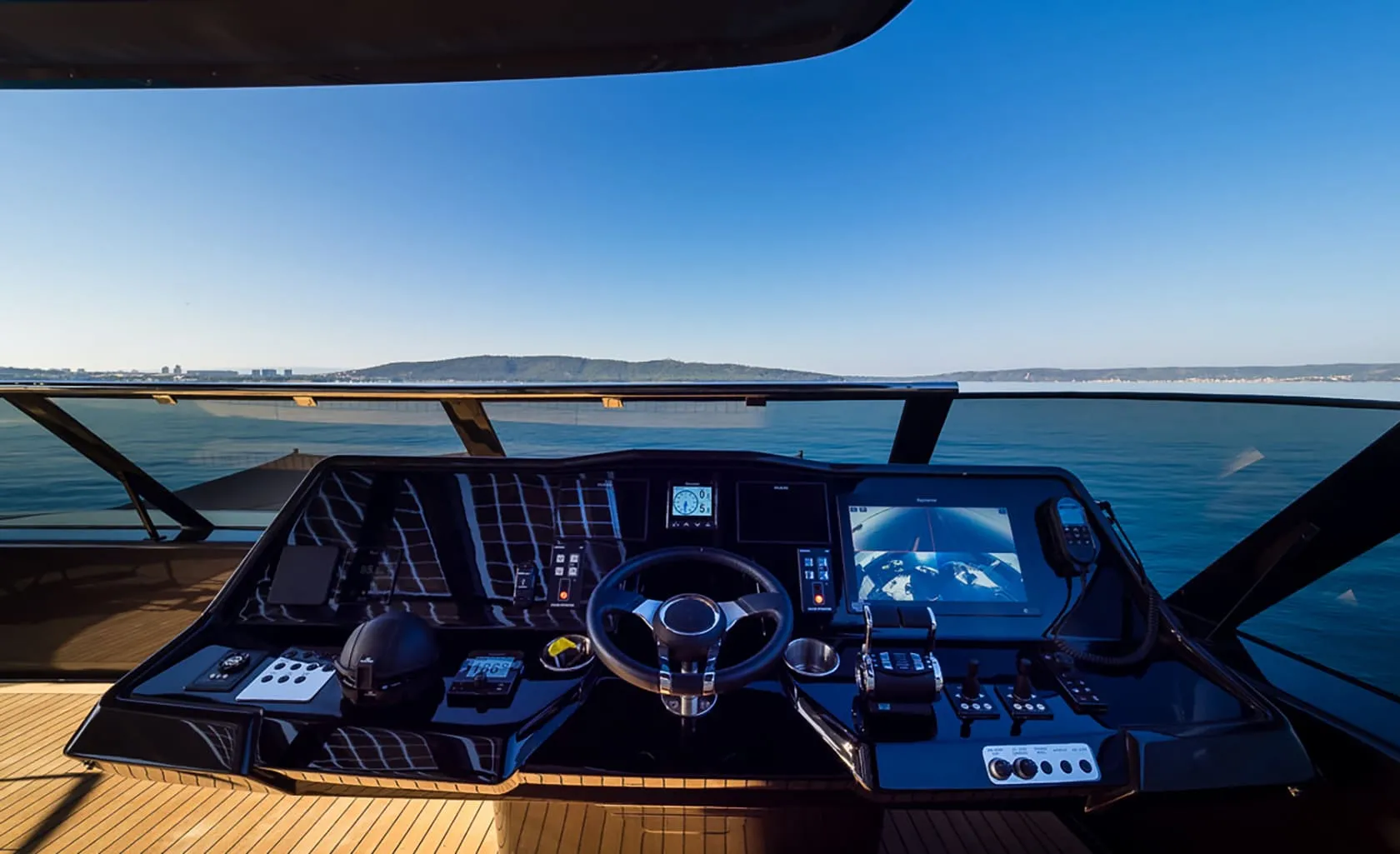 AMBER ONE Flybridge